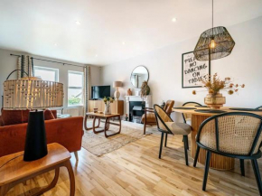 Pass the Keys Luxury Retreat Cafes and Shopping Queens Uni